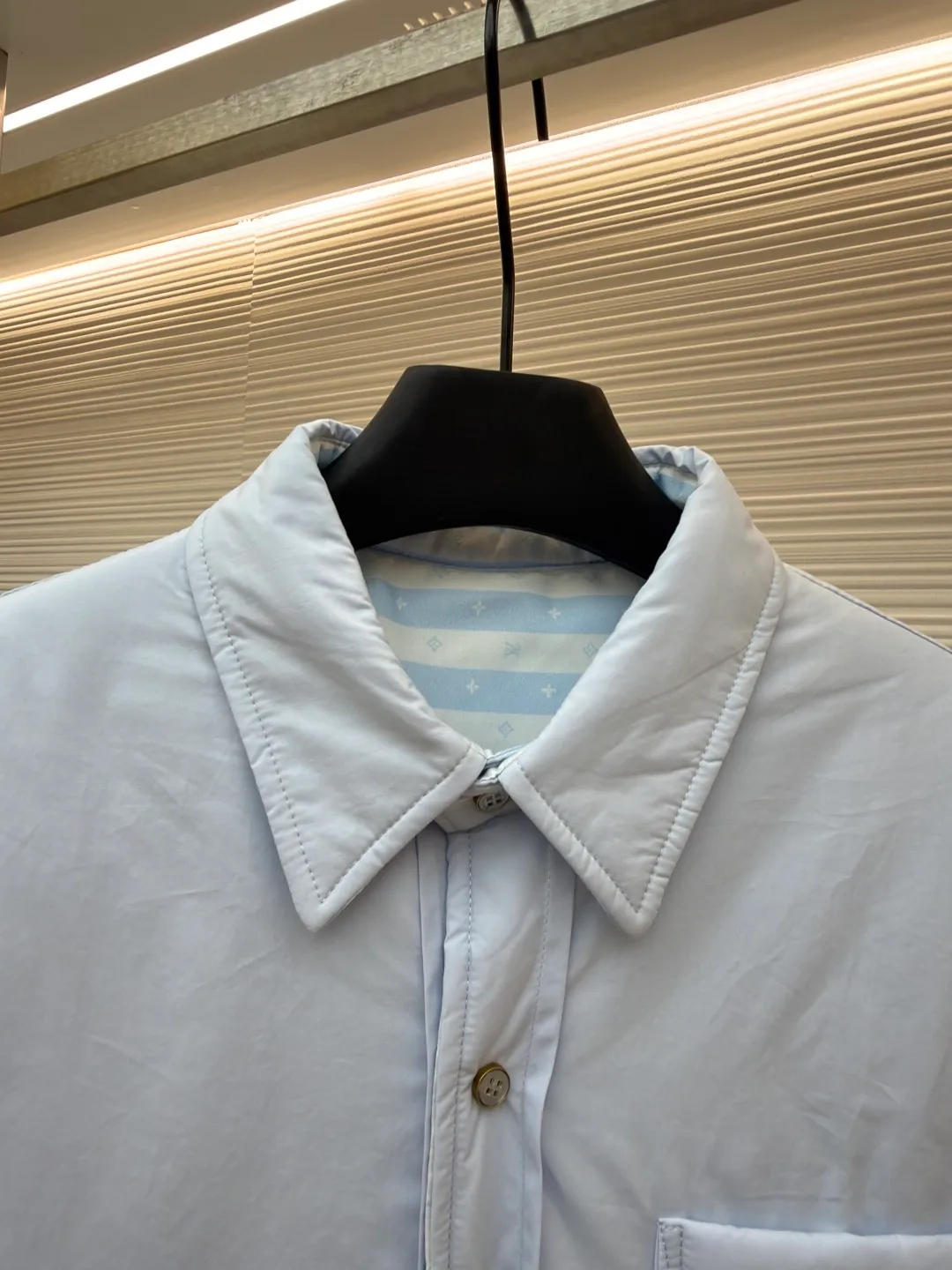 LOUIS VUITTON SKI Ski Series Lightly padded cotton long-sleeved cotton jacket ●Original version: Purchased and developed by 22889 ●Item number: 1682102-B25 ●Fabric: 100% cotton fabric ●Technology: Positioned cutting machine ●Color: blue ●Version: fitted version ●Weight: about 810 grams ●Size: S-M-L-XL ●Description: This Louis Vuitton shirt-style jacket is made of high-count combed cotton blend fabric. It has been pre-washed and treated with water to achieve a soft and skin-friendly feel, while also giving the fabric anti-wrinkle and easy care properties. The body of the garment is filled with a thin layer of warm cotton using quilting technology. The stitches are fine and even and arranged in a regular rhombus pattern, which not only ensures warmth but also prevents cotton batting from clumping and shifting. The front pocket is inlaid with a first-layer cowhide embossed badge. The LV classic logo is combined with the shield-shaped outline and is made through a heat-pressing shaping process. The edges are polished smooth and burr-free. The placket uses natural horn buttons, which are double-fastened with metal snaps to increase durability. The shoulders and side seams use hemming stitching technology, and the lines are neatly and symmetrically routed. The overall cut is a loose shirt silhouette, and every splicing is precisely aligned, showing the brand's exquisite clothing craftsmanship and details. The overall wiring is straight and delicate, the fabric is comfortable and soft, and the color is consistent without color difference. It can be matched with the same style to create a fashionable look and control various occasions. Customized accessories, complete with three standards, same style for men and women!
